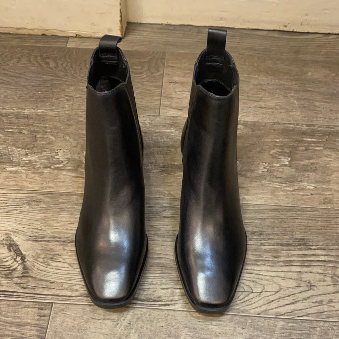 EOS Kenya Black Elastic Side Leather Boot