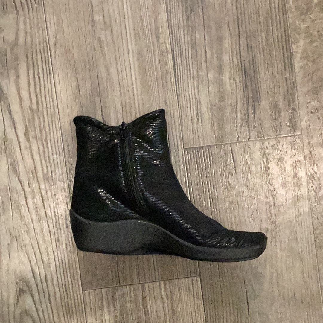 Arcopedico L19 Black Zip Boot