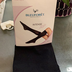 Bleuforet FBU5107AR5FTU semi sheer black below the knee sock (one size)