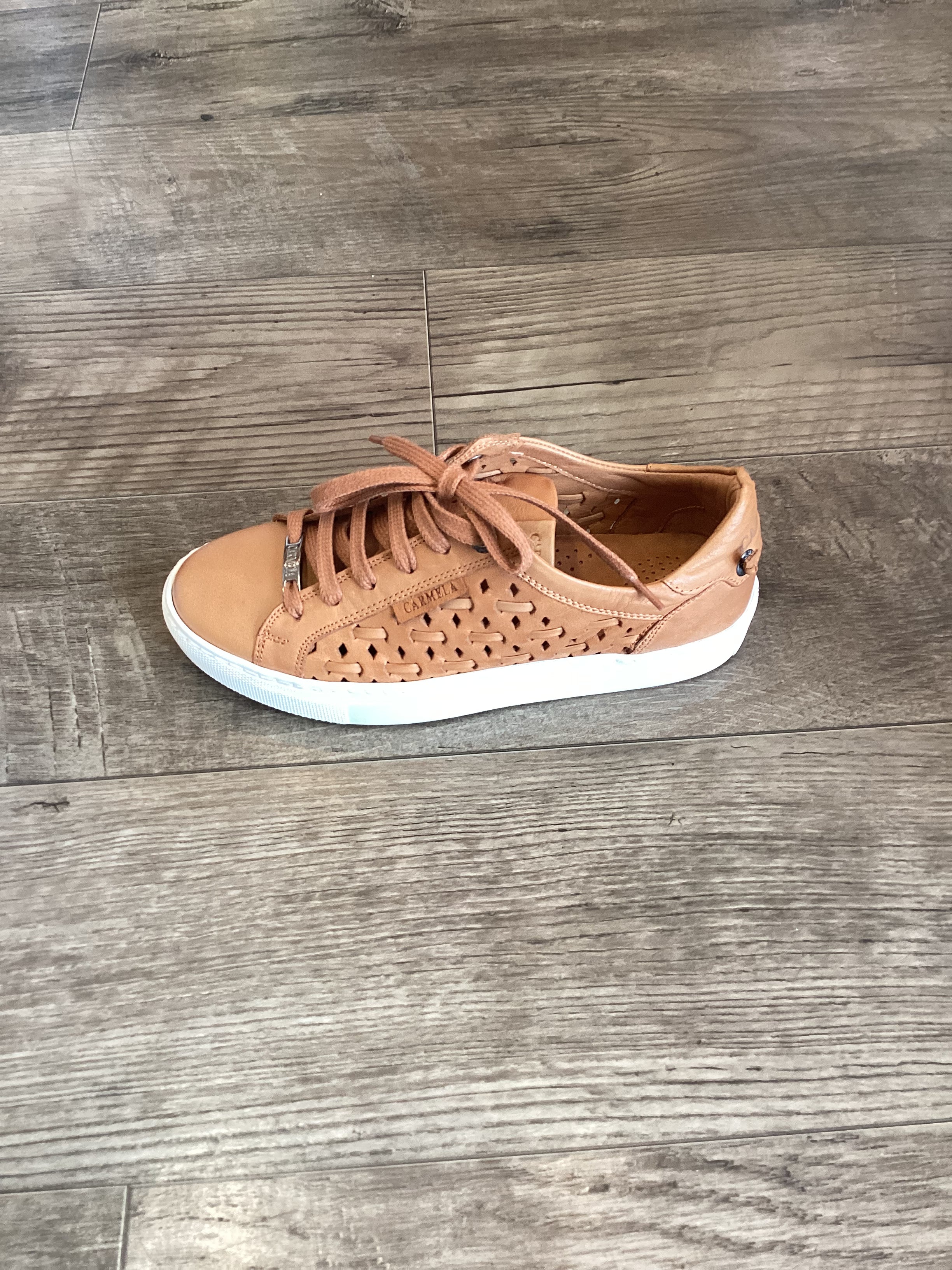 Carmela 67826 Tan Sneaker