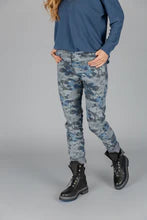 Elissia Z81027 Camo Print Stretch Pants