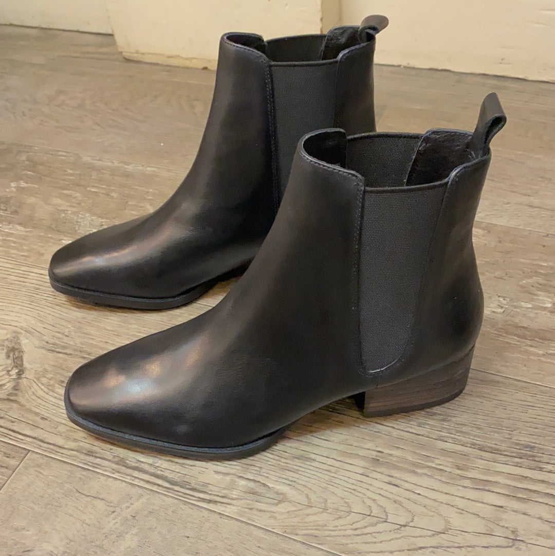 EOS Kenya Black Elastic Side Leather Boot